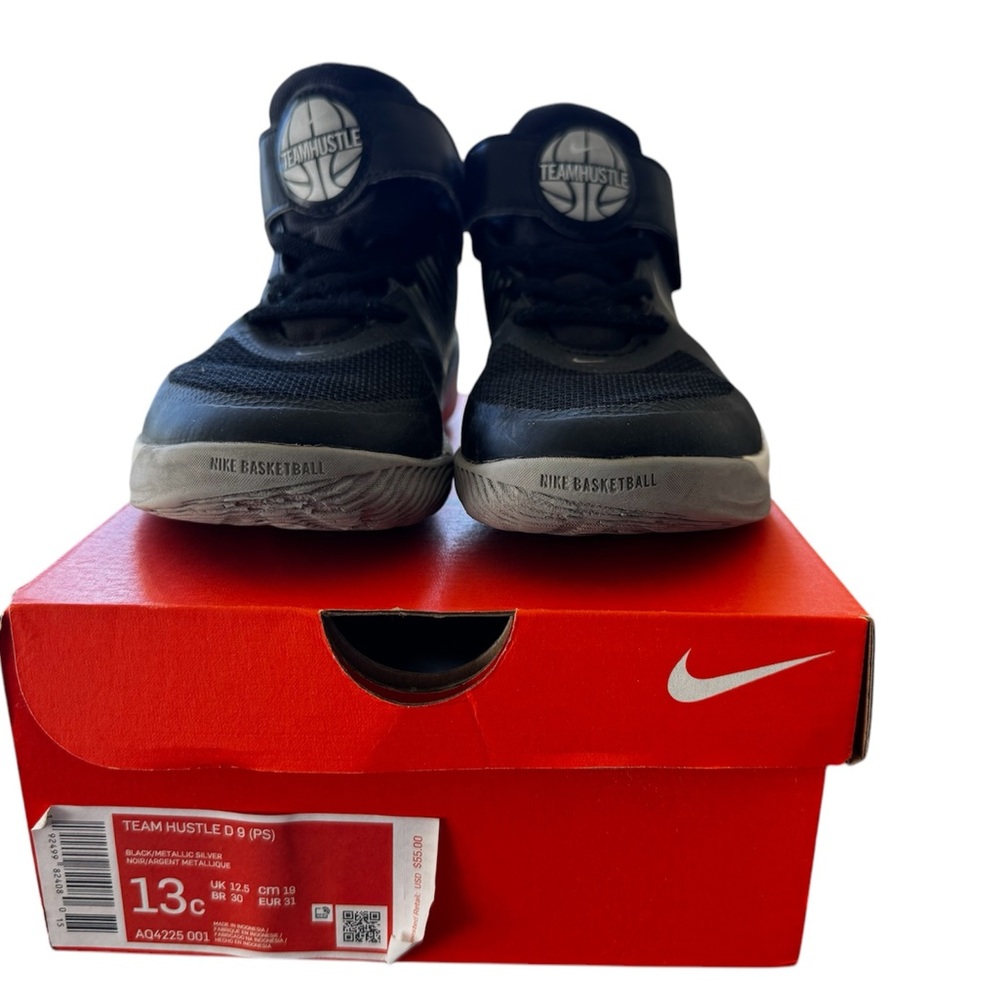 Preloved Preschool Boys 13C Nike "Team Hustle D9" Black + Silver Sneakers